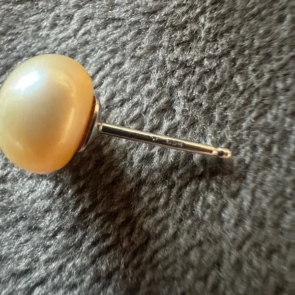 Honora Irredescent gold pearl stud - Picture 7 of 8